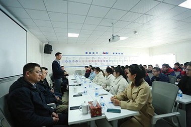 2023, új út A Jwell Machinery elnöke, He úr boldog új évet kívánt minden alkalmazottnak a Zhejiang gyárban!